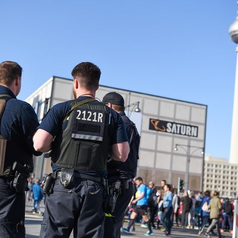 Polizisten am Rande des Halbmarathon in Berlin