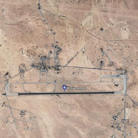Ein Satellitenbild zeigt den Flughafen Althias aus großer Höhe. Er hat eine Startbahn und liegt inmitten der Wüste