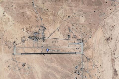 Ein Satellitenbild zeigt den Flughafen Althias aus großer Höhe. Er hat eine Startbahn und liegt inmitten der Wüste