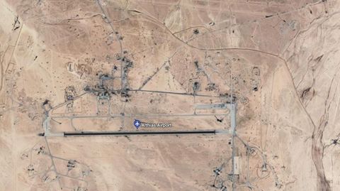 Ein Satellitenbild zeigt den Flughafen Althias aus großer Höhe. Er hat eine Startbahn und liegt inmitten der Wüste