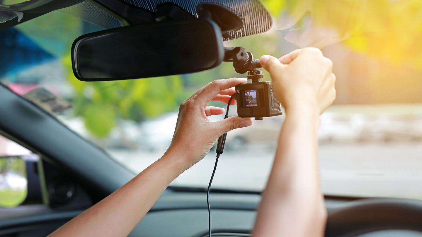 Eine Dashcam im Auto