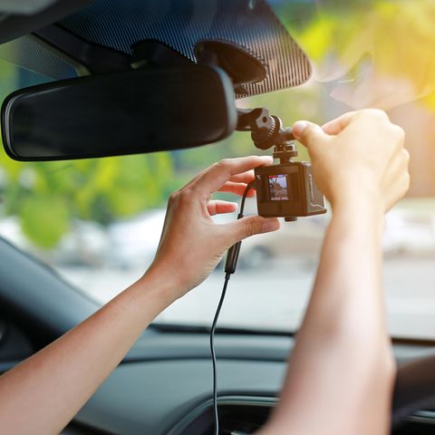 Eine Dashcam im Auto