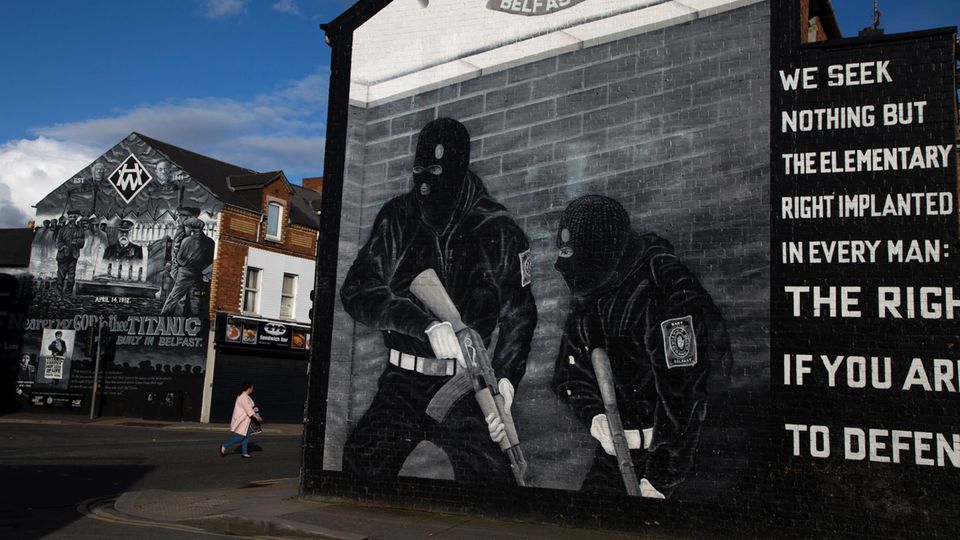 Fragiler Friede: Wunden, die nicht heilen: In der Shankill Road in West Belfast werden auf Wandgemälden protestantische Paramilitärs gefeiert; ein paar Dutzend Meter weiter, auf der katholischen Seite der Mauer, wird der IRA gedacht Wunden, die nicht heilen: In der Shankill Road in West Belfast werden auf Wandgemälden protestantische Paramilitärs gefeiert; ein paar Dutzend Meter weiter, auf der katholischen Seite der Mauer, wird der IRA gedacht