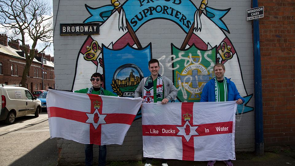 Fragiler Friede: Fans der Nationalmannschaft zeigen ein Symbol der nordirischen Unionisten: die rote Hand von Ulster Fans der Nationalmannschaft zeigen ein Symbol der nordirischen Unionisten: die rote Hand von Ulster