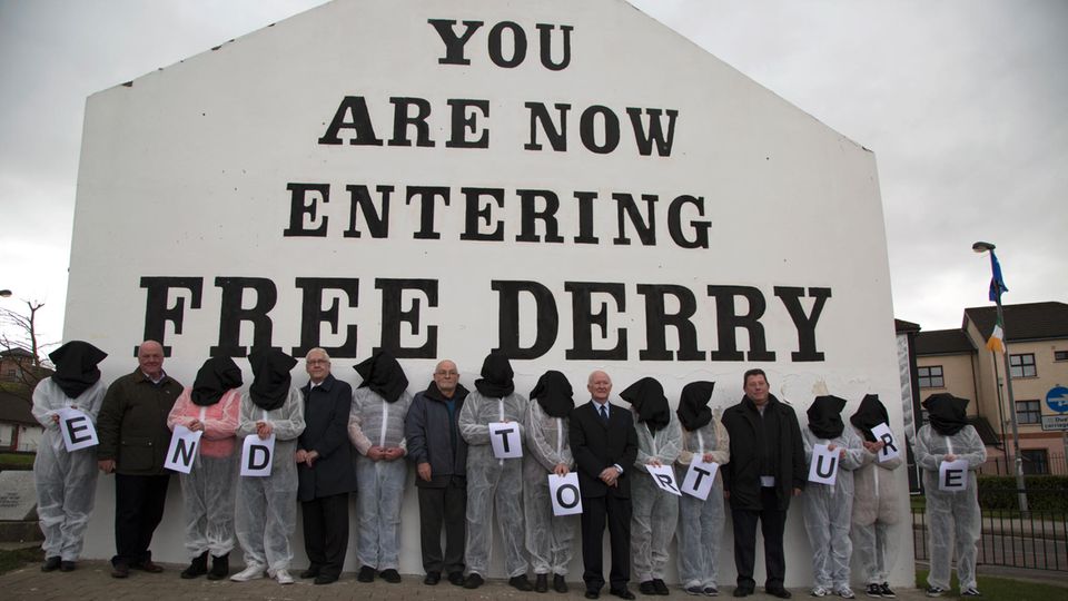 Fragiler Friede: Der Kampf geht weiter: Die "Hooded Men" bei einer Mahnwache in Derry. Sie kamen 1971 in Haft. Und wollen ihre Misshandlungen gesühnt sehen Der Kampf geht weiter: Die "Hooded Men" bei einer Mahnwache in Derry. Sie kamen 1971 in Haft. Und wollen ihre Misshandlungen gesühnt sehen