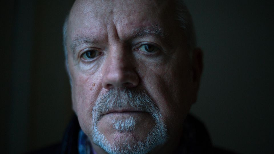 Fragiler Friede: John Donnelly kämpfte früher auf Seiten der IRA. Heute verhandelt er mit Paramilitärs, die sich als Stadtguerilla aufführen John Donnelly kämpfte früher auf Seiten der IRA. Heute verhandelt er mit Paramilitärs, die sich als Stadtguerilla aufführen