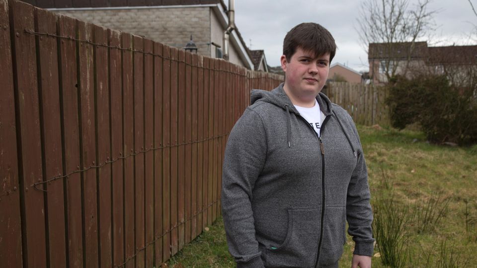 Fragiler Friede: Paul war als 15-Jähriger Zeuge, wie Maskierte seinem Vater die Knie zerschossen Paul war als 15-Jähriger Zeuge, wie Maskierte seinem Vater die Knie zerschossen