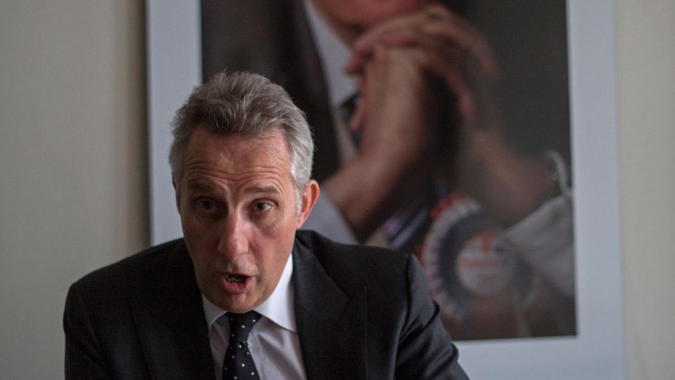 Fragiler Friede: Im Schatten des Vaters: Ian Paisley junior, Sohn des berühmten Reverend Paisley, gilt als protestantischer Hardliner. Er nennt den Brexit Segen und Revolution Im Schatten des Vaters: Ian Paisley junior, Sohn des berühmten Reverend Paisley, gilt als protestantischer Hardliner. Er nennt den Brexit Segen und Revolution