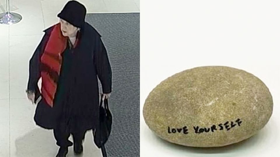 Yoko-Ono-Kunstwerk: Frau lässt 17.000 Dollar teuren Stein mitgehen - Twitter feiert die Diebin Yoko-Ono-Kunstwerk: Frau lässt 17.000 Dollar teuren Stein mitgehen - Twitter feiert die Diebin
