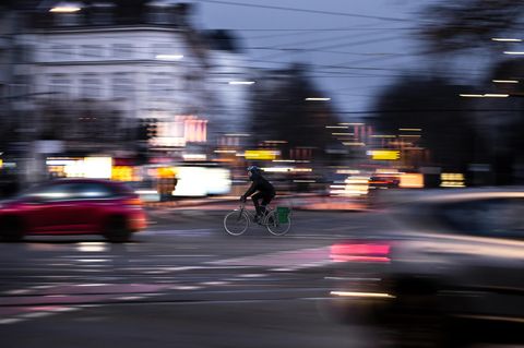 Radfahren auf der Straße st meist sicherer und immer schneller als auf dem Radweg.