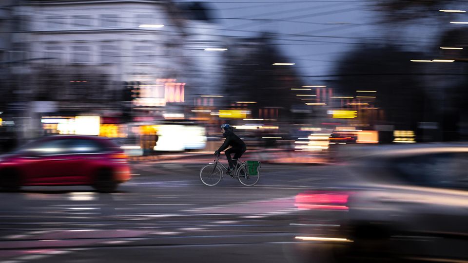 Radfahren auf der Straße st meist sicherer und immer schneller als auf dem Radweg.