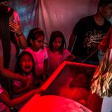 "Papa", schreit die sechsjährige Jimji, als der Sarg mit der Leiche ihres Vaters für die Beerdigung vorbereitet wird. Jimboy Bolasa, 25, starb gemeinsam mit seinem Nachbarn. Seit Beginn der Kampagne von Präsident Duterte im vergangenen Sommer haben allein Polizisten etwa 2000 Menschen getötet