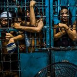 Auf einer Polizeistation warten Gefangene in einer Zelle auf ihre Überstellung. Im Rahmen der Antidrogenpolitik wurden schon mehr als 35.000 Abhängige oder Dealer verhaftet, fast 800.000 haben sich gestellt. Die Gefängnisse der Philippinen sind überfüllt, mehrere Dutzend Häftlinge müssen sich eine Zelle teilen