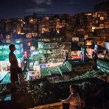 An Allerheiligen besuchen Angehörige die Gräber ihrer Verstorbenen auf dem Barangka-Friedhof. Seit der Ankunft der Spanier auf den Philippinen Anfang des 16. Jahrhunderts ist der Archipel wie sonst kein Staat in Asien vom katholischen Glauben geprägt, die Kirche hat großen Einfluss auf Gesellschaft und Politik. Gegen das grausame Vorgehen von Duterte trauen sich aber auch viele Priester nicht, offen aufzutreten