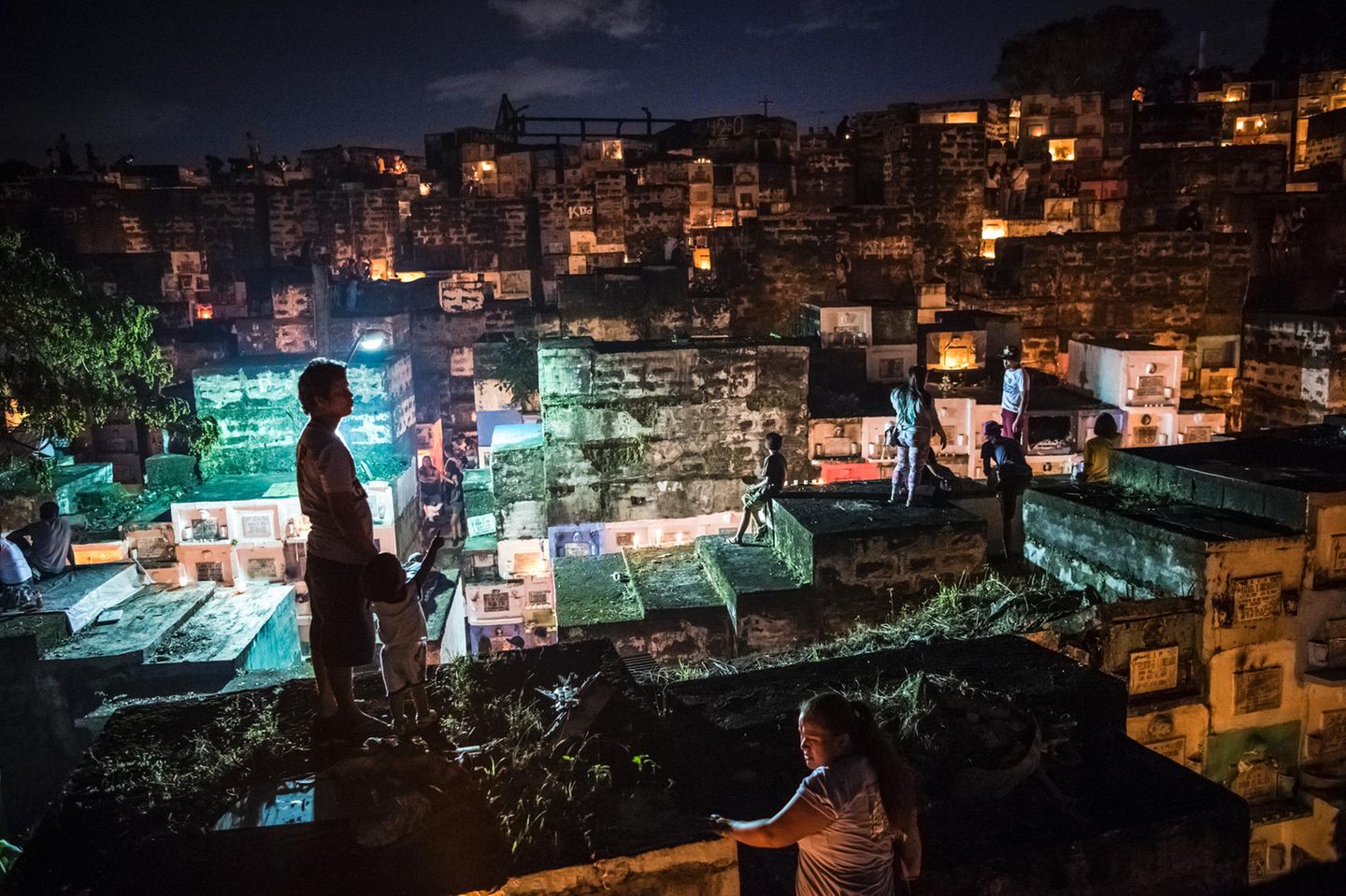 Fotoreportage: An Allerheiligen besuchen Angehörige die Gräber ihrer Verstorbenen auf dem Barangka-Friedhof. Seit der Ankunft der Spanier auf den Philippinen Anfang des 16. Jahrhunderts ist der Archipel wie sonst kein Staat in Asien vom katholischen Glauben geprägt, die Kirche hat großen Einfluss auf Gesellschaft und Politik. Gegen das grausame Vorgehen von Duterte trauen sich aber auch viele Priester nicht, offen aufzutreten An Allerheiligen besuchen Angehörige die Gräber ihrer Verstorbenen auf dem Barangka-Friedhof. Seit der Ankunft der Spanier auf den Philippinen Anfang des 16. Jahrhunderts ist der Archipel wie sonst kein Staat in Asien vom katholischen Glauben geprägt, die Kirche hat großen Einfluss auf Gesellschaft und Politik. Gegen das grausame Vorgehen von Duterte trauen sich aber auch viele Priester nicht, offen aufzutreten