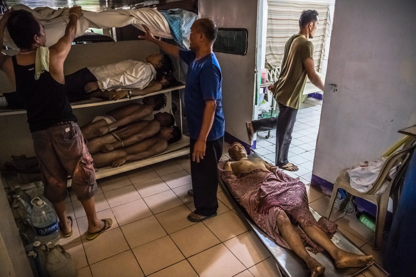 In einem Regal haben die Mitarbeiter eines Bestattungsinstituts in Manila die Leichen übereinandergelegt. Keine Nacht in Manila vergeht in diesen Tagen ohne mehrere Morde, die Bestatter sind überlastet