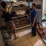 In einem Regal haben die Mitarbeiter eines Bestattungsinstituts in Manila die Leichen übereinandergelegt. Keine Nacht in Manila vergeht in diesen Tagen ohne mehrere Morde, die Bestatter sind überlastet