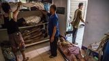 In einem Regal haben die Mitarbeiter eines Bestattungsinstituts in Manila die Leichen übereinandergelegt. Keine Nacht in Manila vergeht in diesen Tagen ohne mehrere Morde, die Bestatter sind überlastet