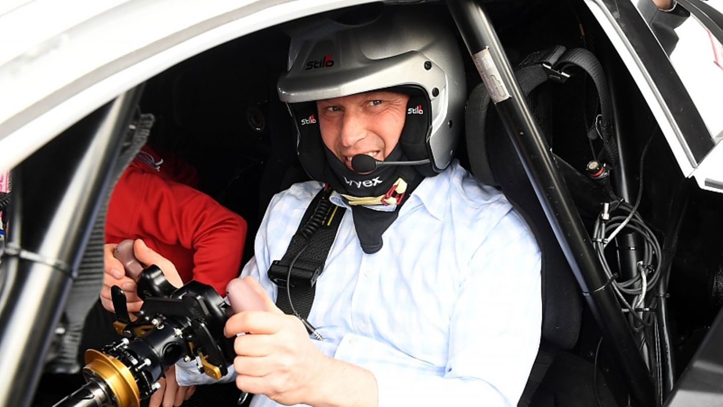Das Cockpit entspricht dem eines echten Rennwagens