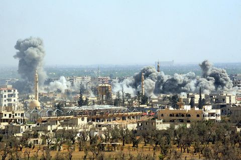 Syrien, Region Damaskus: Rauch steigt nach dem Einschlag einer Rakete der syrischen Armee über Duma auf.