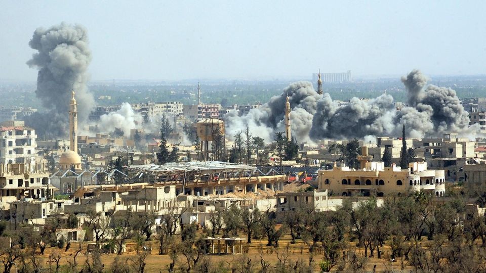 Syrien, Region Damaskus: Rauch steigt nach dem Einschlag einer Rakete der syrischen Armee über Duma auf.