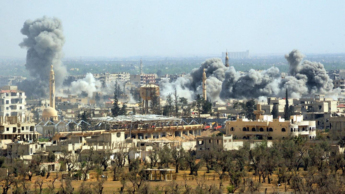 Syrien, Region Damaskus: Rauch steigt nach dem Einschlag einer Rakete der syrischen Armee über Duma auf.