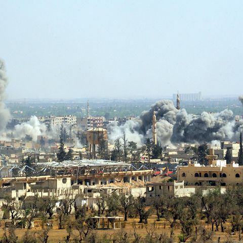 Syrien, Region Damaskus: Rauch steigt nach dem Einschlag einer Rakete der syrischen Armee über Duma auf.