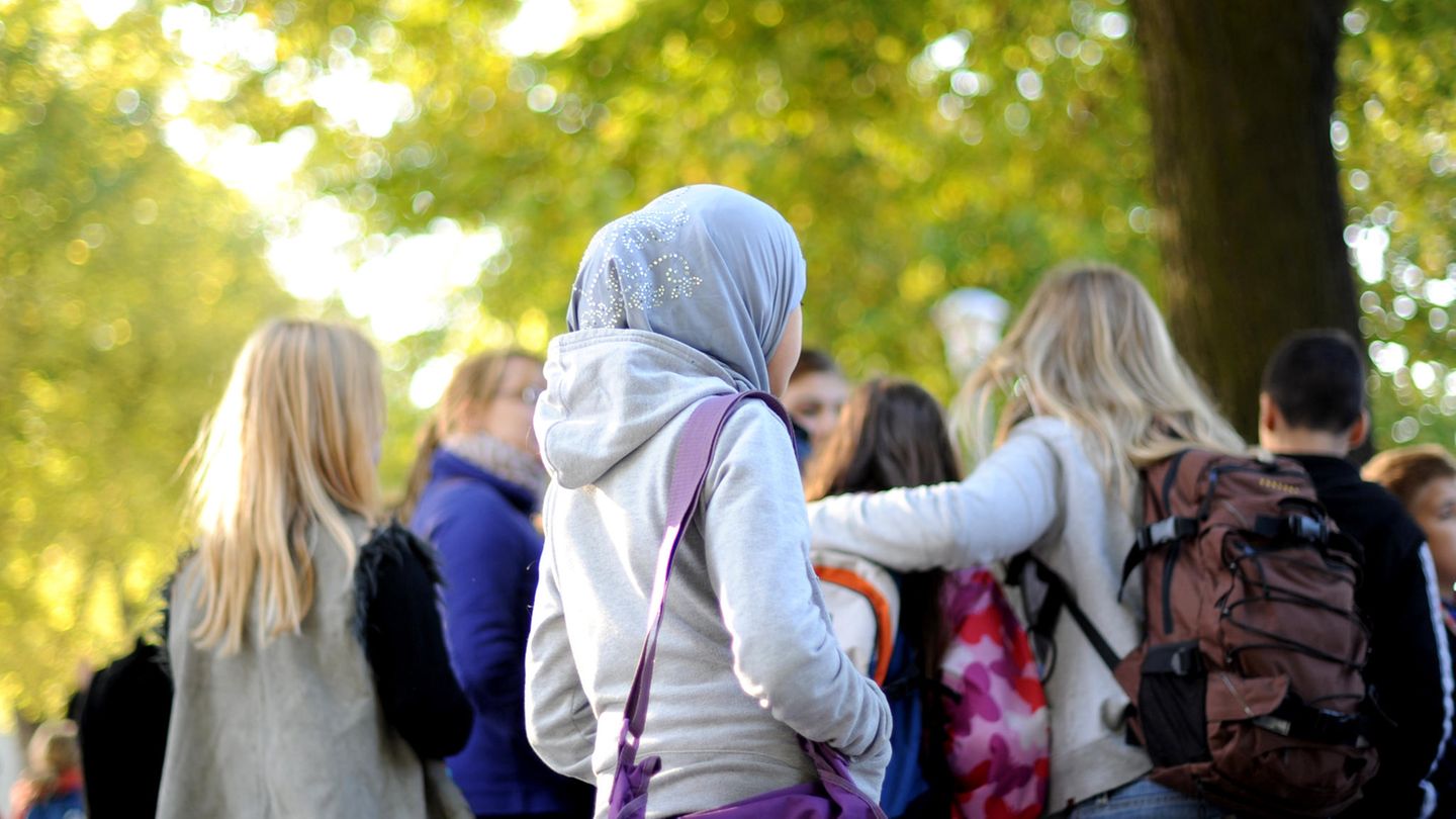 Erwägung Kopftuchverbot: Mädchen mit Kopftuch in niedersächsischer Schule