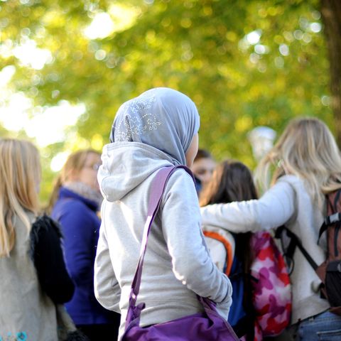 Erwägung Kopftuchverbot: Mädchen mit Kopftuch in niedersächsischer Schule