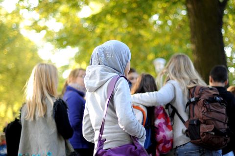 Erwägung Kopftuchverbot: Mädchen mit Kopftuch in niedersächsischer Schule