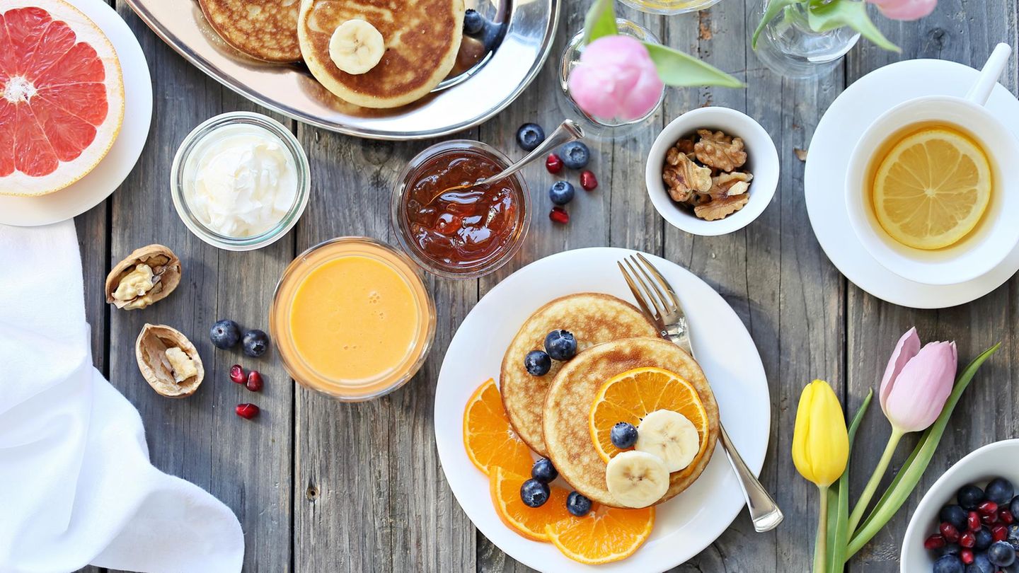 Pancakes auf dem Frühstückstisch