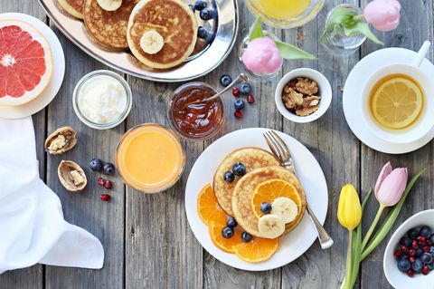 Pancakes auf dem Frühstückstisch