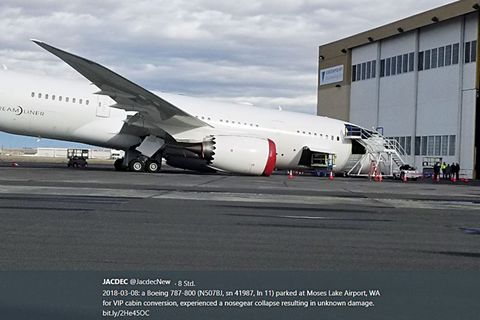 Dreamliner mit eingeknicktem Fahrwerk auf dem Moses Lake Airport