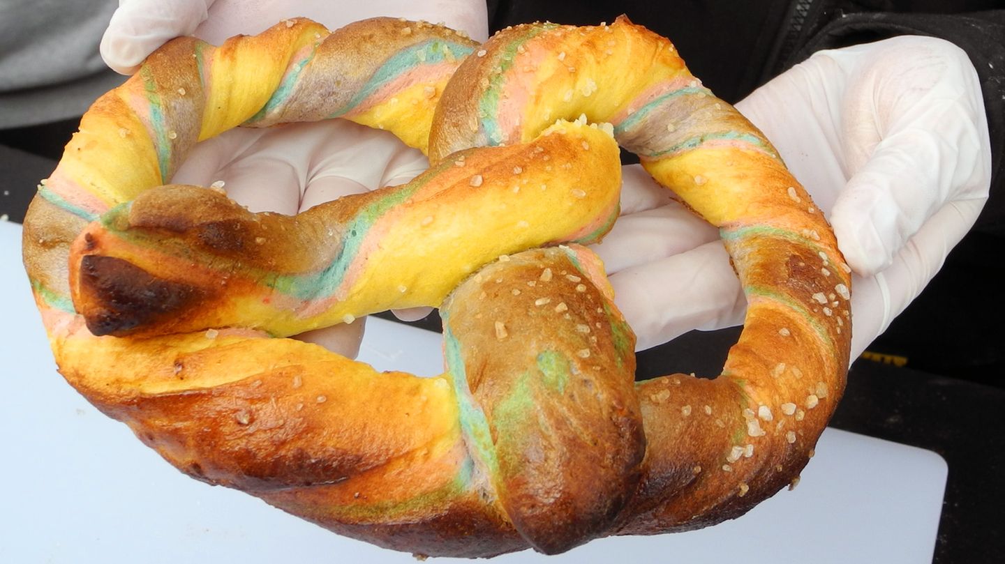 Brezel durchzogen mit Regenbogenfarben