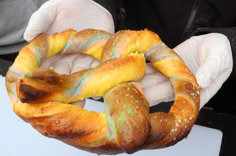 Brezel durchzogen mit Regenbogenfarben