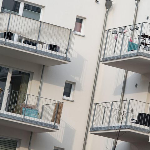 Blick auf die Balkone von Mietwohnung - Mieter werden auch von einer Reform der Grundsteuer betroffen sein