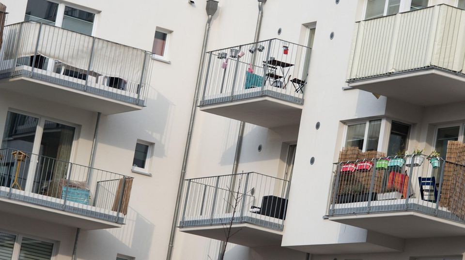 Blick auf die Balkone von Mietwohnung - Mieter werden auch von einer Reform der Grundsteuer betroffen sein