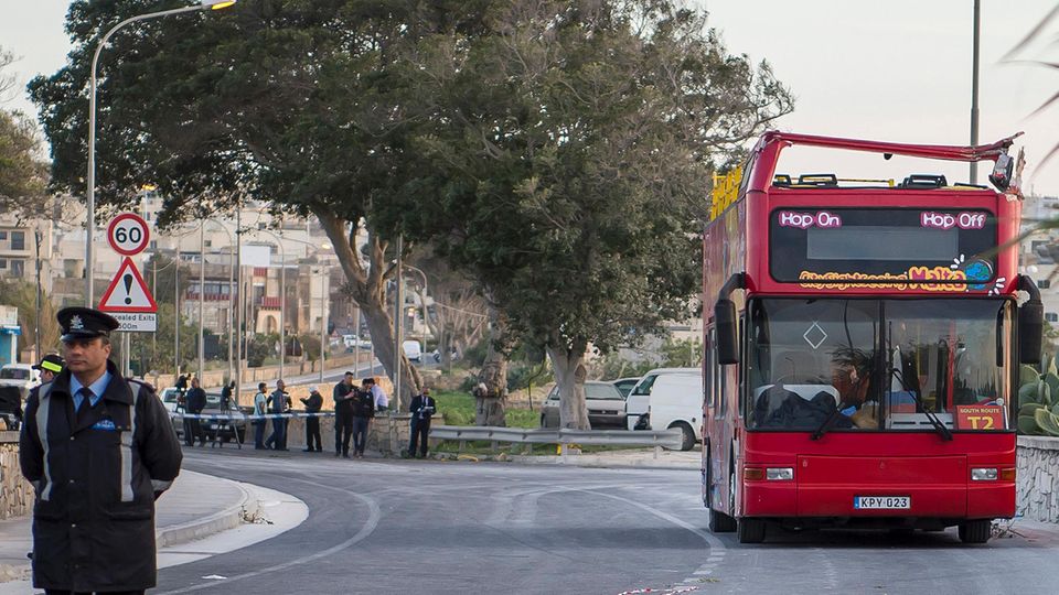 Polizisten sperren die Unfallstelle und den offenen Doppeldeckerbus auf Malta ab