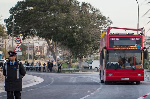 Polizisten sperren die Unfallstelle und den offenen Doppeldeckerbus auf Malta ab
