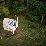 Die speziellen Hütten mit ihren Wänden und Dächern aus Glas sind ein Entwurf von Jeanna Berger. Die Tochter der Inselbesitzer studiert Architektur in Göteborg.