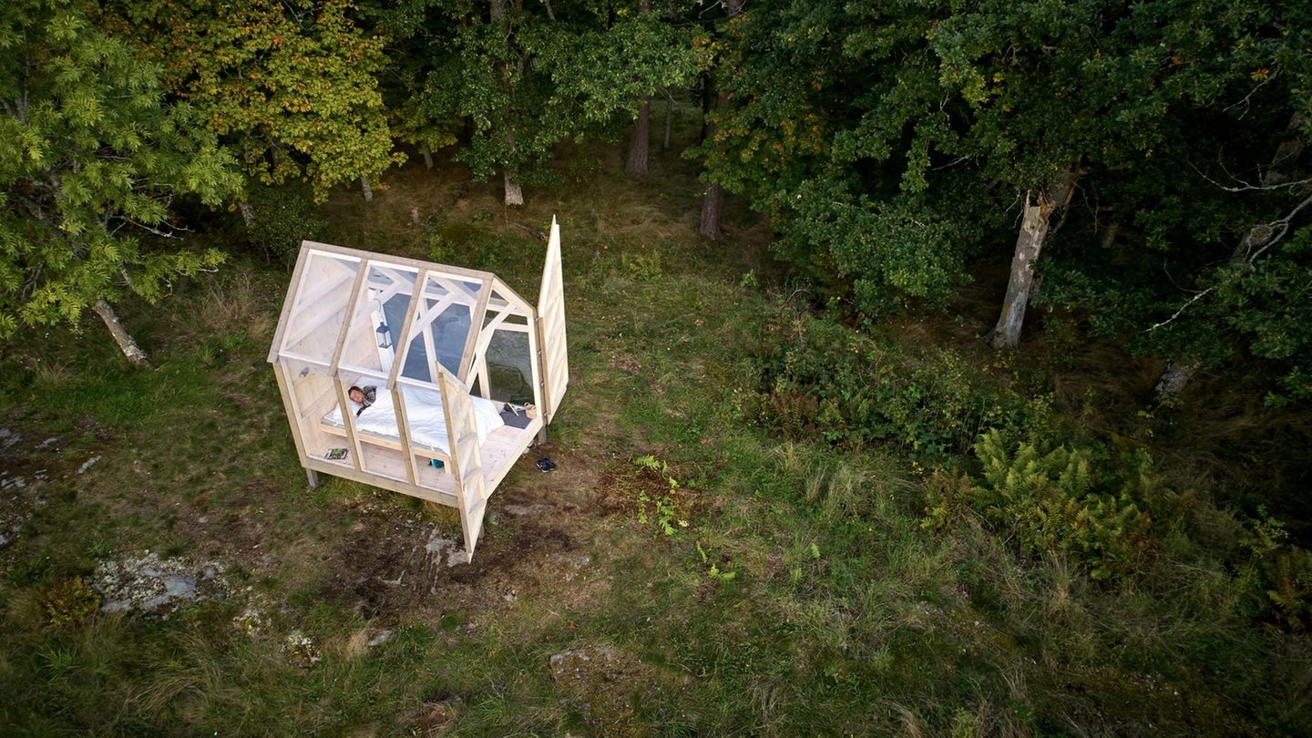 Die speziellen Hütten mit ihren Wänden und Dächern aus Glas sind ein Entwurf von Jeanna Berger. Die Tochter der Inselbesitzer studiert Architektur in Göteborg.