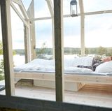 Noch mehr Aussicht als in einem Zelt hat man vom Bett aus. Die im Mietpreis inbegriffene Verpflegung wird im "Paviljongen", einem Gebäude ebenfalls auf der Insel, eingenommen.