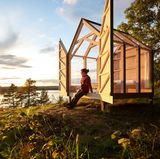 Die unbeheizten Hütten sind für dreitägige Aufenthalte ab Mai zu buchen. Der Preis für eine "gläserne Villa" am See beträgt 650 Euro bei Einzelbelegung oder 390 Euro pro Person bei Doppelbelegung - inklusive Vollpension für alle Tage.