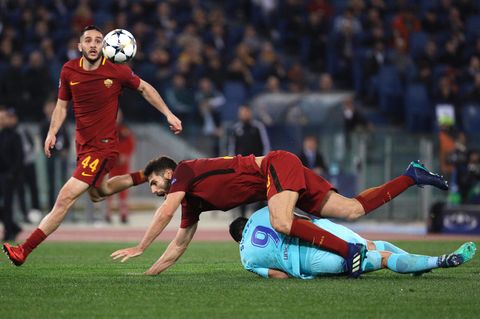 Das Team von AS Rom (in Rot) kämpft Luis Suarez und das gesamte Team vom FC Barcelona nieder