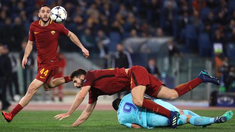 Das Team von AS Rom (in Rot) kämpft Luis Suarez und das gesamte Team vom FC Barcelona nieder
