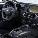 Das Cockpit hat ein unten abgeflachtes Lenkrad