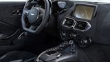 Das Cockpit hat ein unten abgeflachtes Lenkrad
