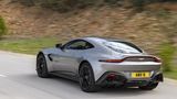 Der Aston Martin Vantage schafft nach 3,6 Sekunden die 100 km/h-Marke