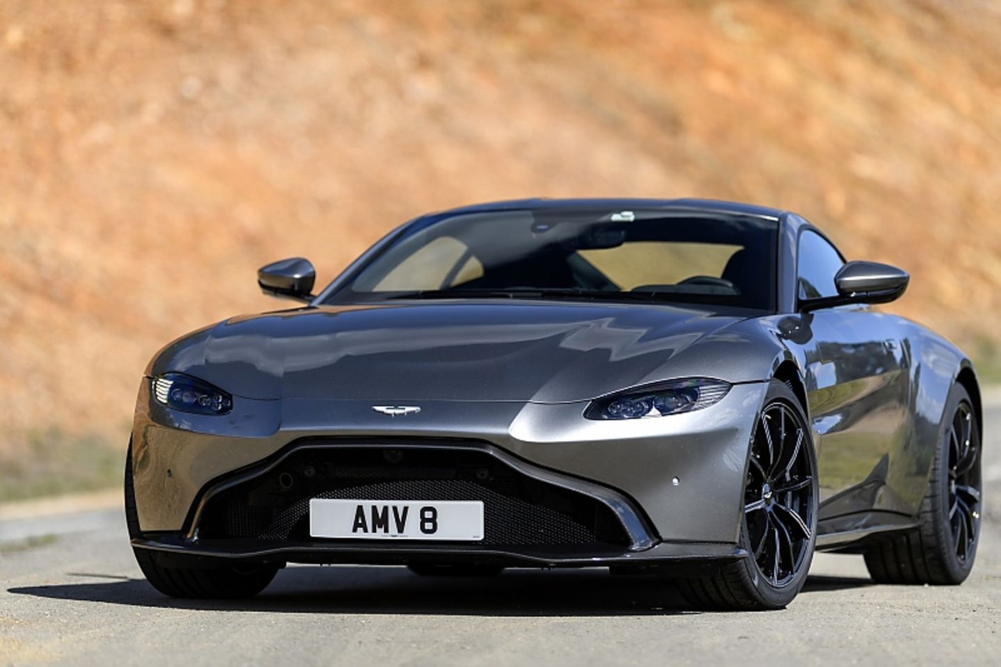 Die Front des Aston Martin Vantage wendet sich etwas vom klassischen Design ab