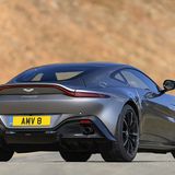 Das Heck hat einen mächtigen Diffusor, der Abtrieb erzeugt